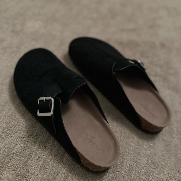 Black Clogs - Picture 2 of 3